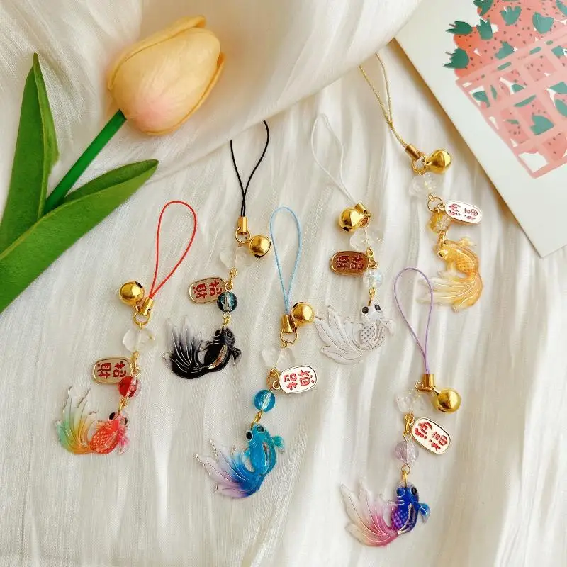 Buntes Handyband mit Farbverlauf und Goldfisch-Motiv, inklusive kleiner Glöckchen-Anhänger, ein schönes Geschenk für Taschen und Rucksäcke. – Detail 7
