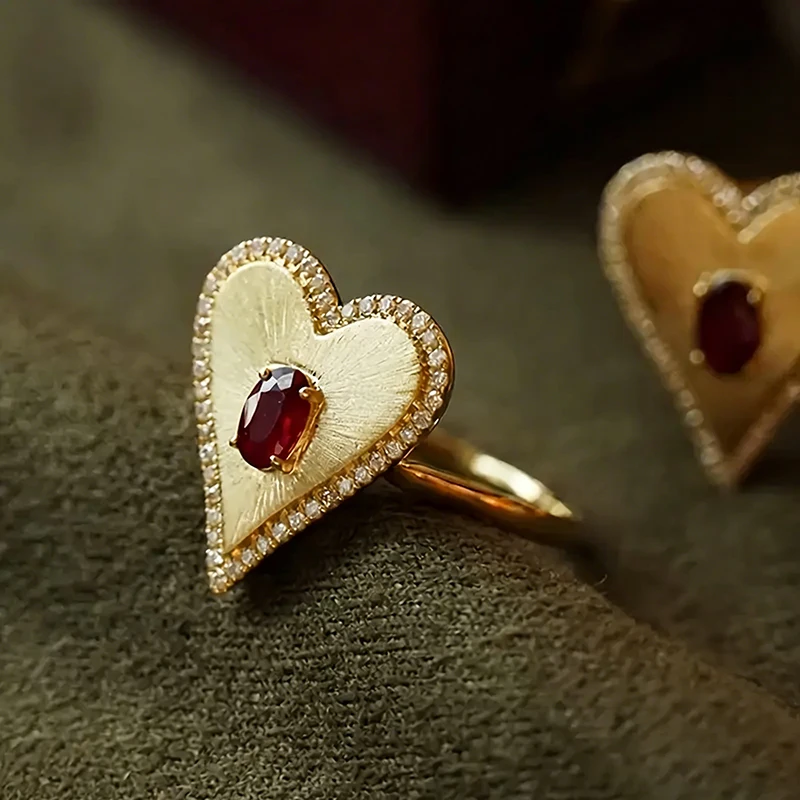 Huitan Strukturierte Herzringe mit rotem Zirkonia, goldfarben, Liebesringe als Geschenk zum Hochzeitstag, luxuriöser Schmuck für Frauen – Detail 4