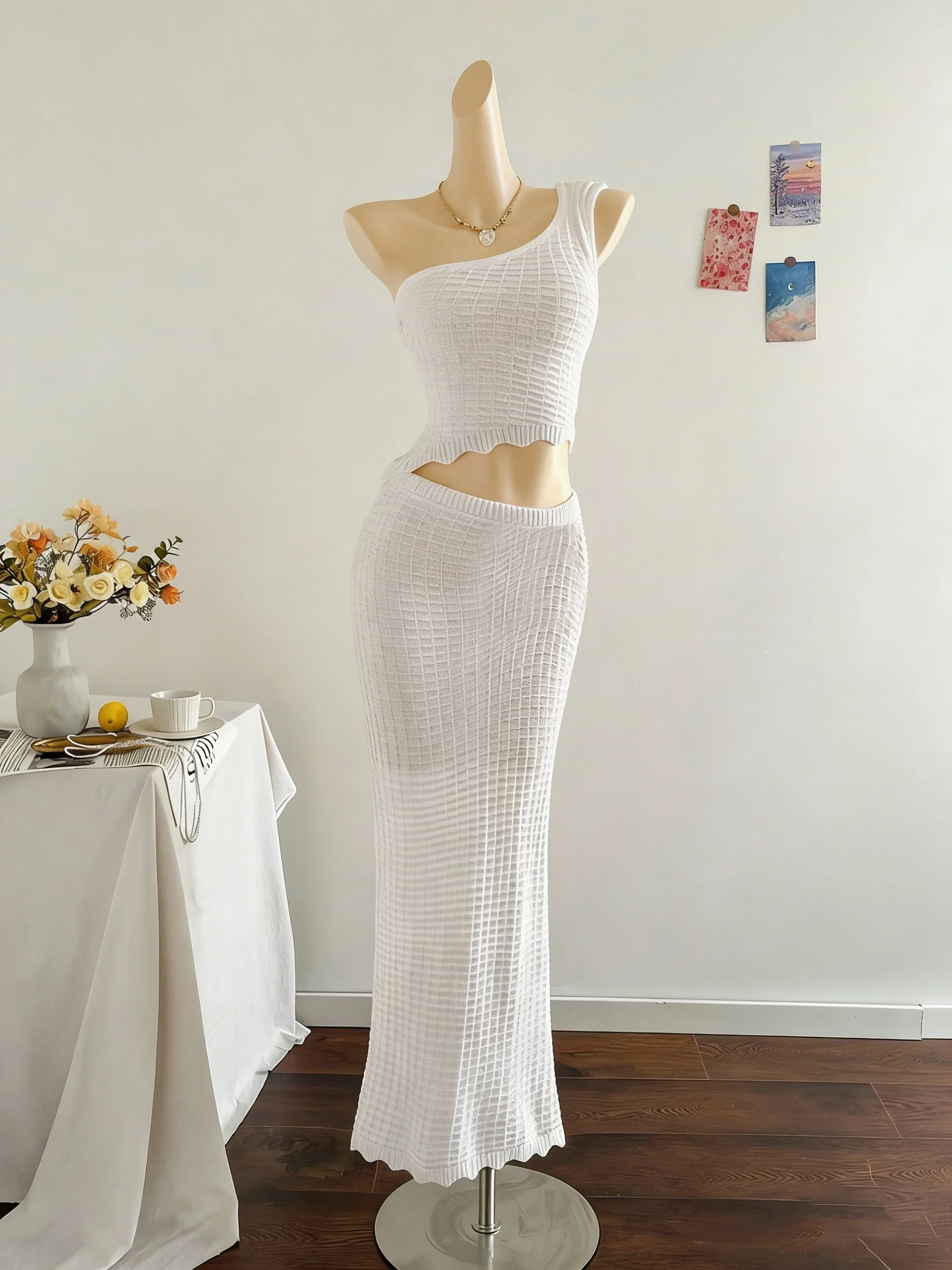 

Женский минималистичный комплект из двух предметов: однотонный топ без рукавов и длинная юбка, элегантный стиль для отпуска, весенне-летняя коллекция.