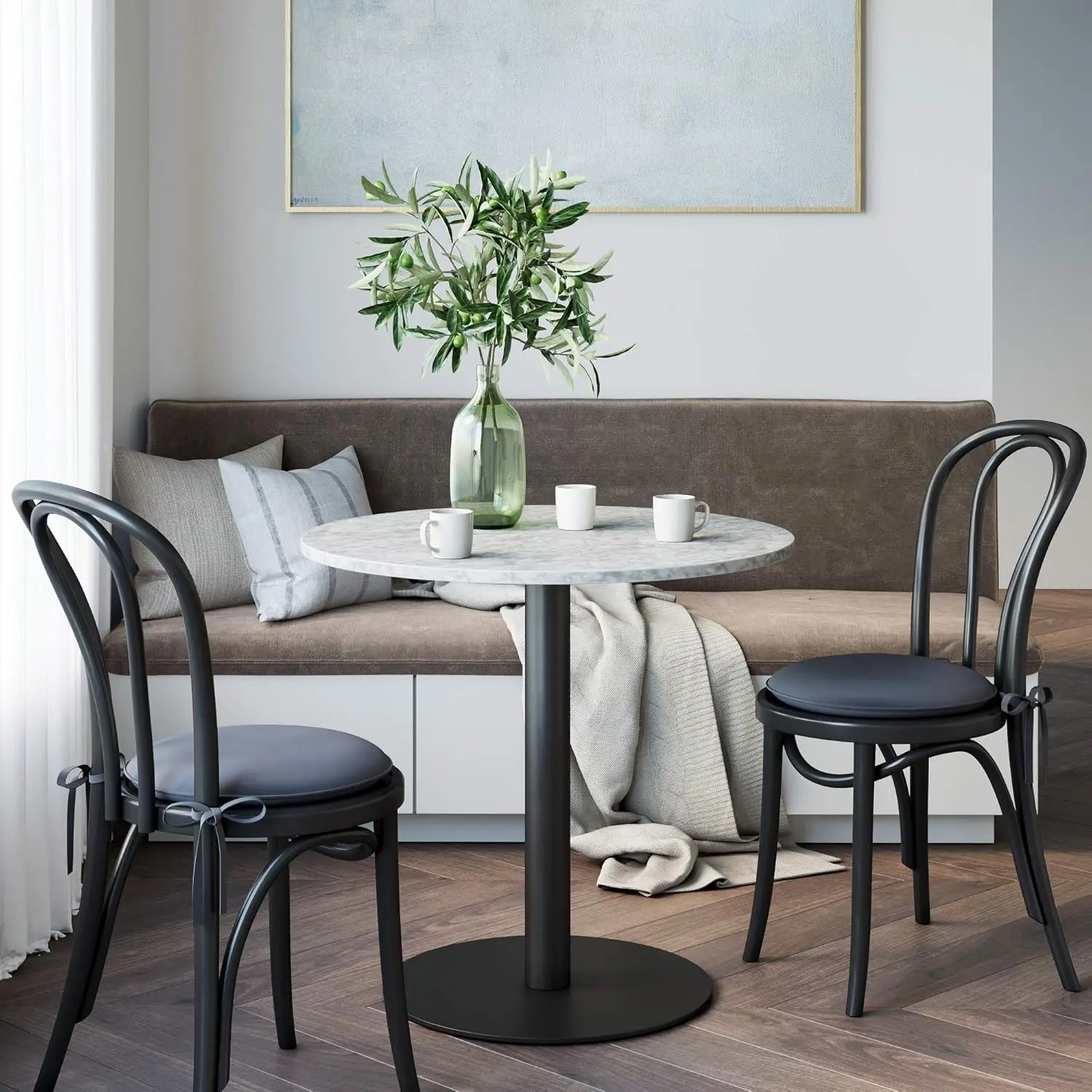 Pequeña mesa de comedor o cocina moderna de mediados de siglo con tapa de mármol de imitación Carrara y pedesta de metal cepillado