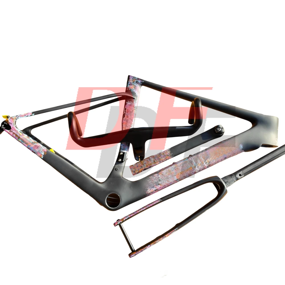 

Карбоновая рама для шоссейного велосипеда Vam с полностью скрытой проводкой тросов и индивидуальной покраской