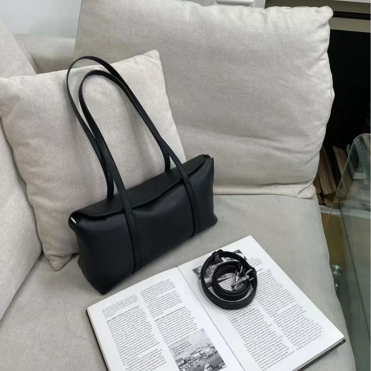 

2026 New Simple Casual Handheld Women's Bag Niche Boston Cowhide Versatile Large Capacity Pillow Bag