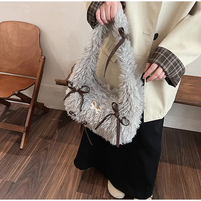 Flauschige Hobo-Schultertasche aus Kunstfell mit Schleife, minimalistische, lässige Handtasche mit Tragegriff für Damen, weiche Plüsch-Pendler-Tragetasche, Herbst/Winter – Detail 12