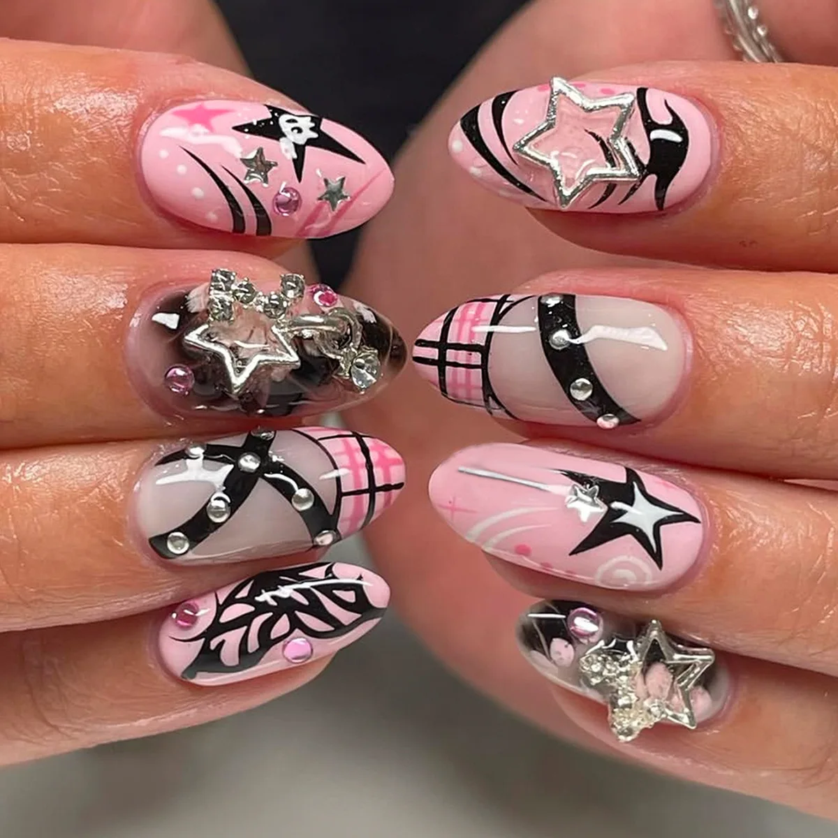 24 Stück süße coole künstliche Nägel, rosa, glänzend, rosa Mandel, französischer Stil, würziges Mädchen, zum Aufdrücken der Nägel, Y2k-Metall-Stern-Dekor-Charm, künstlicher Nagel