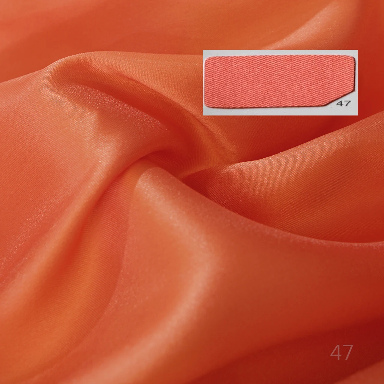 Jasnopomarańczowa satynowa tkanina o wysokim połysku, żywy mikado, miękka tekstura, drapowanie, odporny na zmarszczki materiał na suknię wieczorową