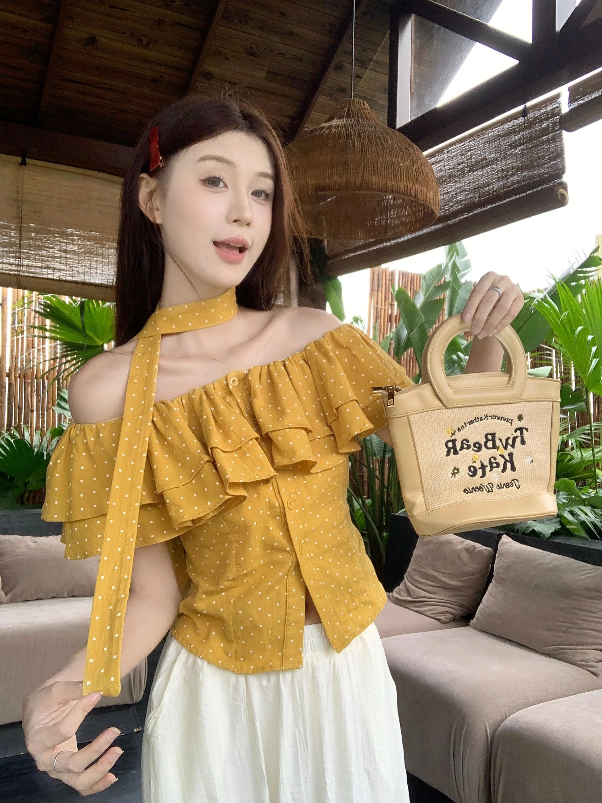 

Женская летняя блузка Kumikumi в французском стиле с желтыми горошками, на одно плечо, с коротким рукавом, приталенная, универсальная, модная, с рукавами-колокол