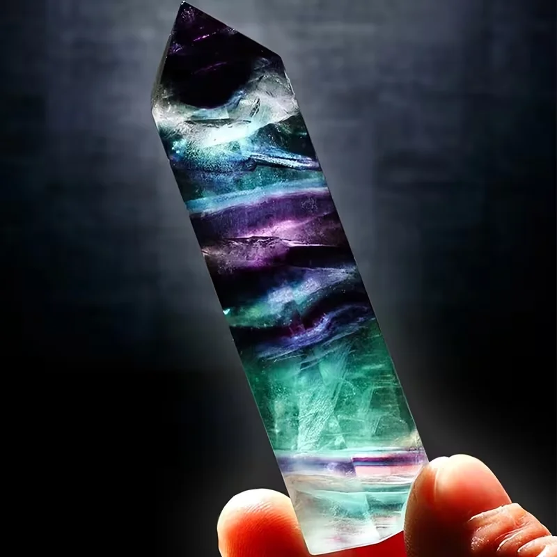 Un pilar de fluorita natural de alta calidad es un cristal decorativo utilizado para la decoración del hogar y la oficina, así como como regalo para las fiestas.