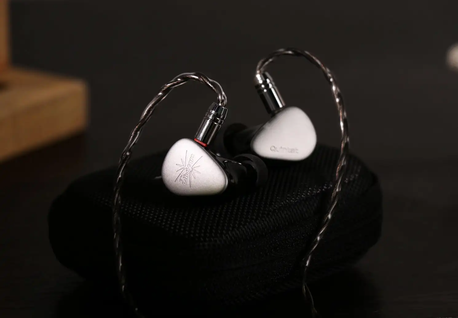 Vorbestellung: Kiwi Ears Quintet 1DD + 2BA + 1 Planar + 1 PZT In-Ear-Monitor mit austauschbarem 2-poligem Kabel und ausgewogener Klangsignatur. – Detail 1