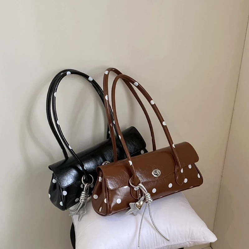 Gepunktete Hobo-Unterarmtasche, Koreanisch-Chic Damen-Handtasche mit Langem Trageriemen und Taschenanhänger, Alltagstasche für Arbeit und Pendeln – Detail 17