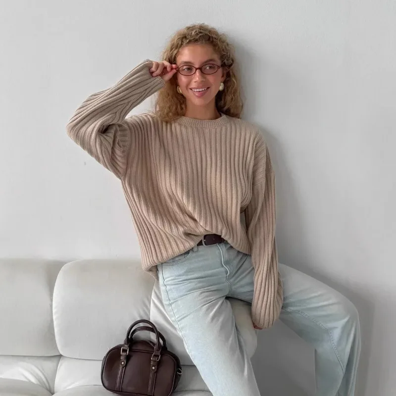Modny sweter z okrągłym dekoltem i prostymi paskami