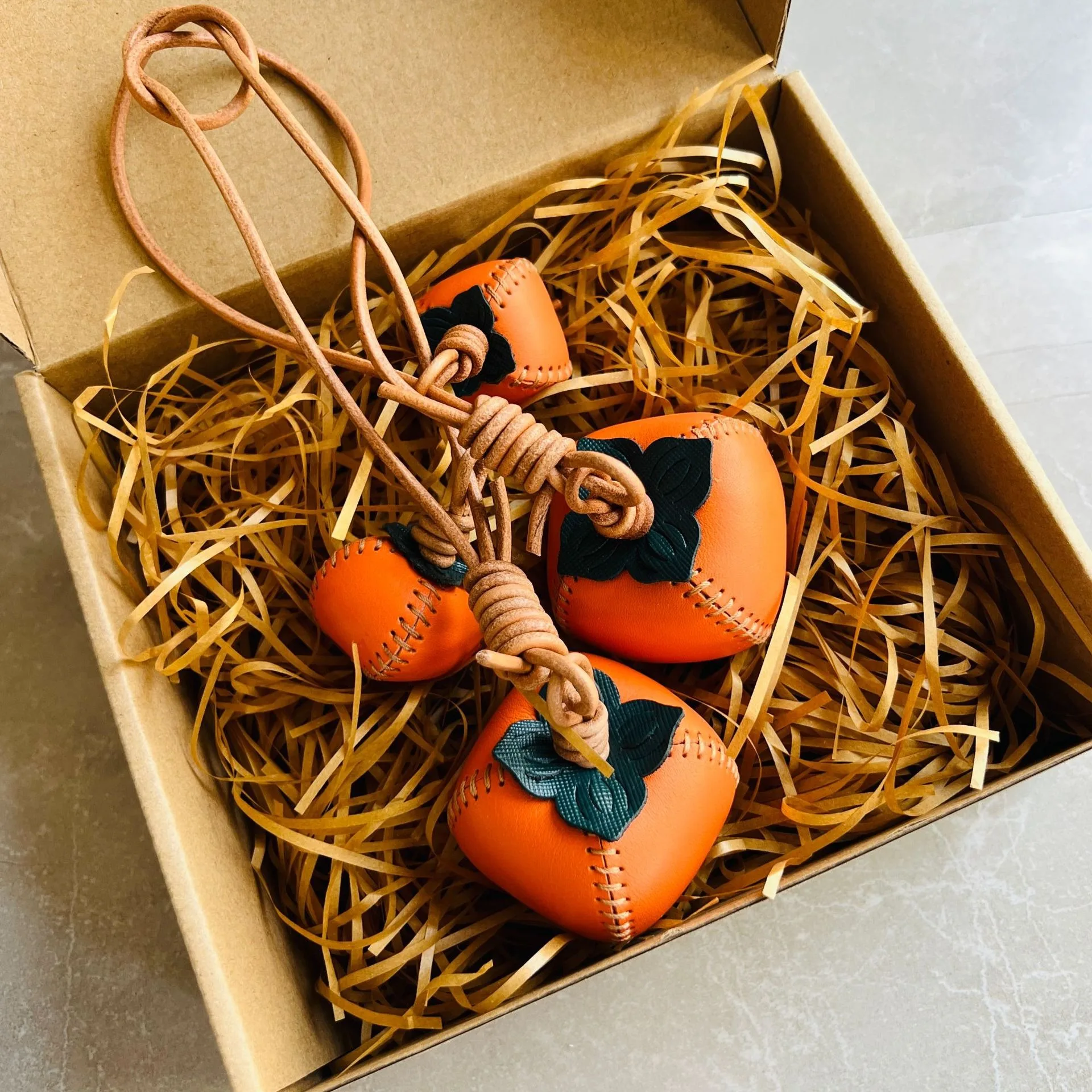 Handgefertigte Anhänger aus echtem Leder, geeignet für Taschen, Handtaschen, Rucksäcke, niedliche Ledertaschenanhänger, Obst-Schlüsselanhänger-Zubehör – Detail 7