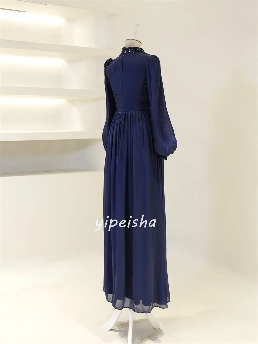 Abiti lunghi personalizzati con collo alto dritto increspato con perline in chiffon di moda di alta qualità Abiti da cerimonia su misura squisiti