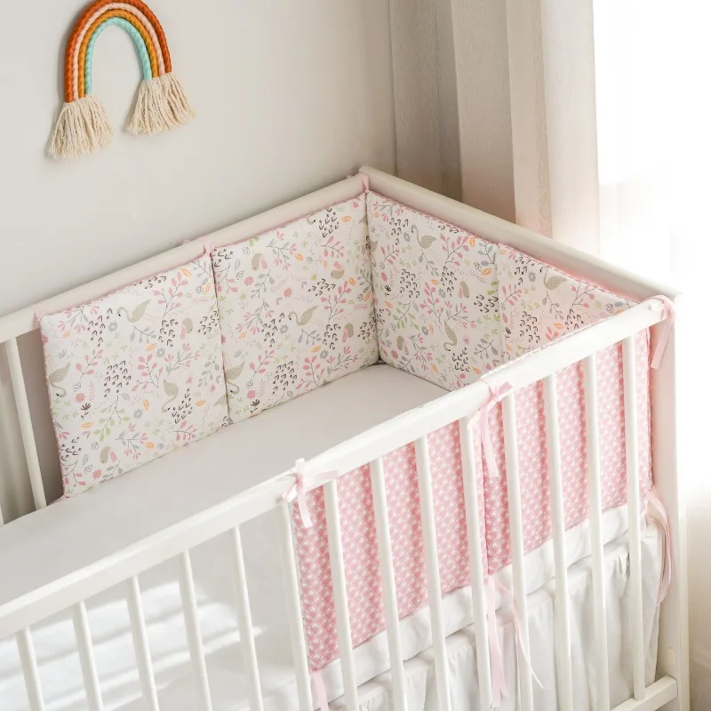 ชุดเครื่องนอนกันกระแทกสำหรับเตียงเด็กแรกเกิด ผ้าฝ้ายกันกระแทก ลายหงส์สีชมพู 30x30x6 ซม. ซักด้วยเครื่องได้ ครบชุด