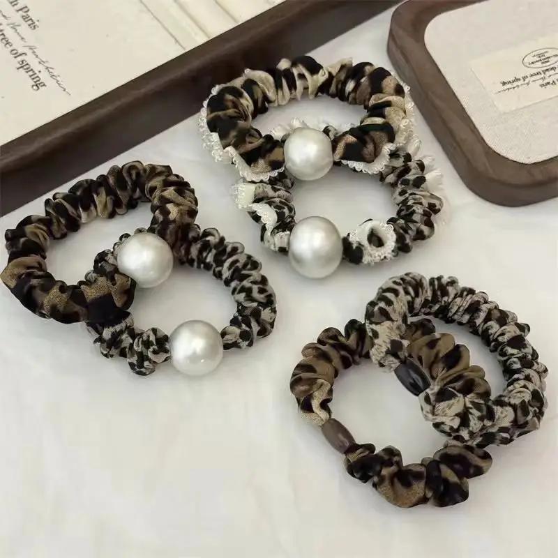 Retro and Trendy Leopard Print Pleated Hair Band Lady's Elegant and Exquisite Ponytail Hair Scrunchie for Travel and Photography