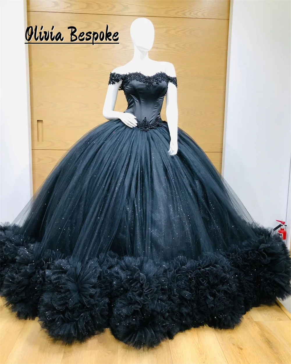 

Elegant Black Beaded Appliques 15 Quinceanera Dress 2024 Princess Ball Gown With Tulle Ruched Train Mexican Wedding Dresses