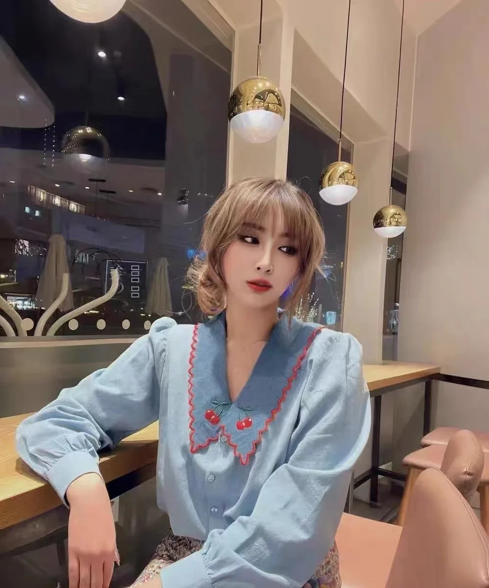 

Французская джинсовая рубашка с вышивкой вишневым цветом, воротником с рюшами и длинными рукавами, женская, весна-лето, новинка, из хлопка, в стиле Sweet Sle Bubbl