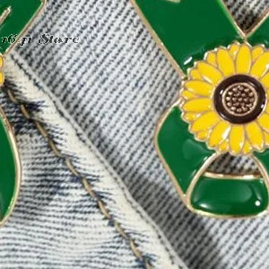 1x Sunflower Pattern Red Ribbon Theme Lapel Pins Green Disability In Visible Enamel Brooches For Disabled Person