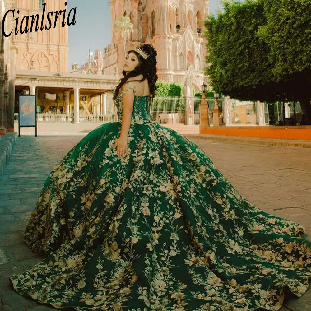 Verde smeraldo senza spalline Abiti stile Quinceanera Abito da ballo Applicazioni dorate Corsetto personalizzato in pizzo Abiti XV Anos