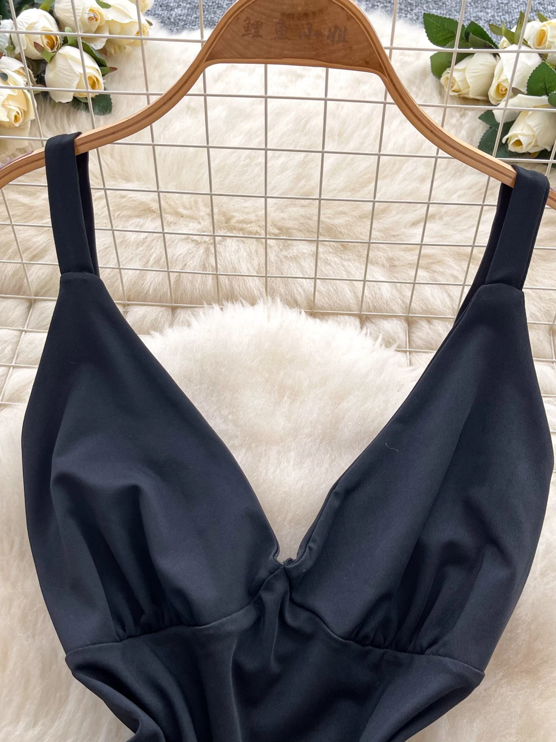 エレガントな黒のノースリーブサマードレス女性の深いVネック非対称ヘムライン花柄レースショートスカートハイウエストAライン韓国スタイル