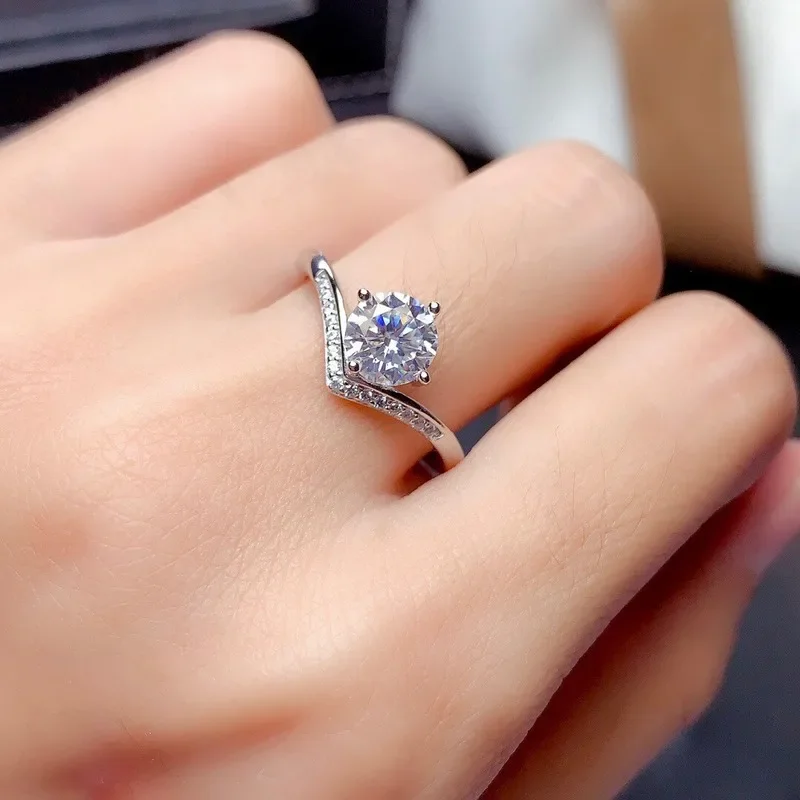 Women's Imitation Moissanite Ring Pt950 V-Shaped 2 Karat High Carbon Diamond Jewelry with Eight Hearts And Eight Arrows