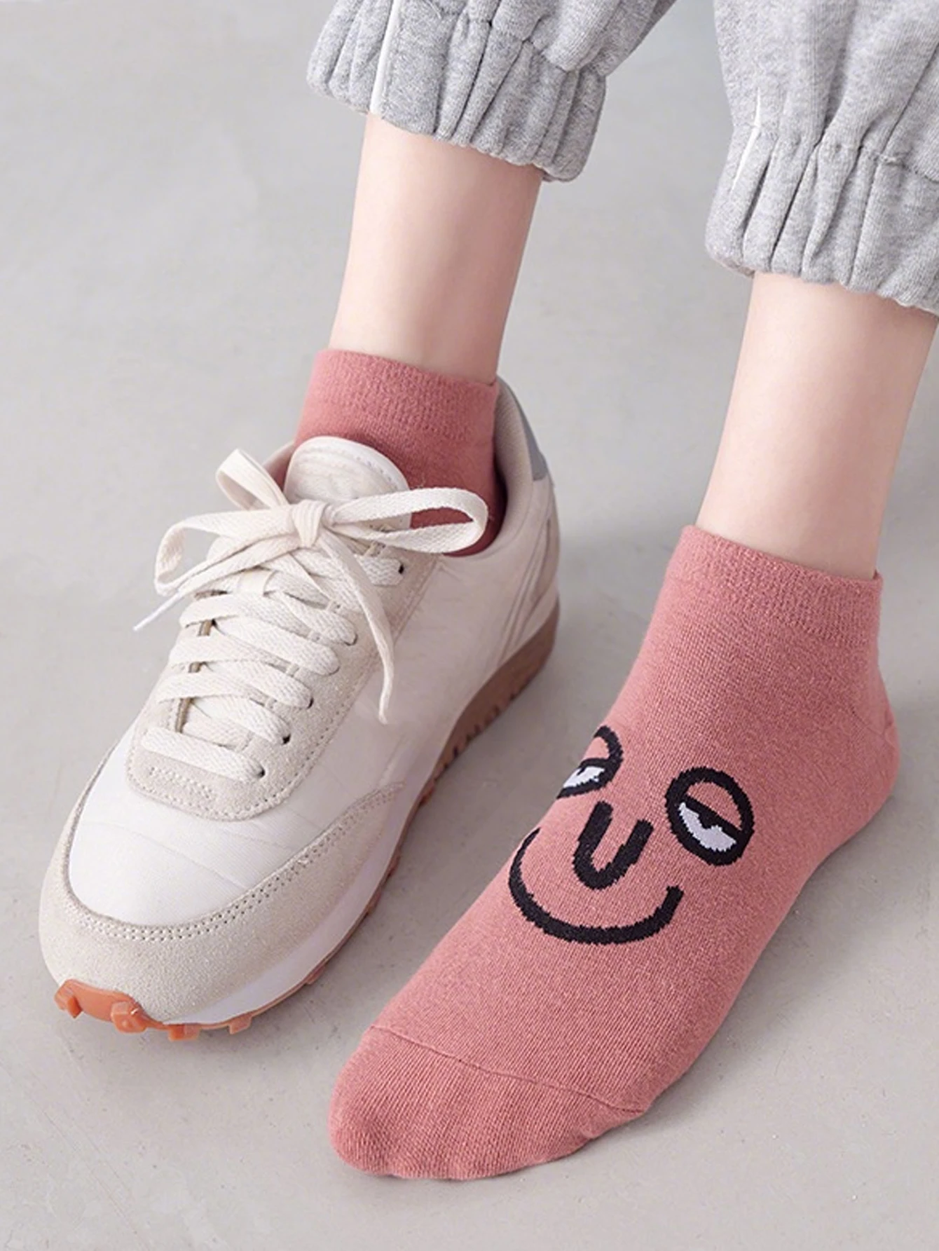 5 أزواج من الجوارب النسائية ذات الشخصية المضحكة التي يتم تحميلها بشكل عشوائي