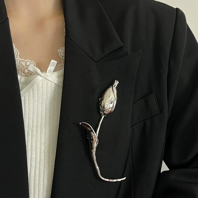 2025 New European And American Design Sense Tulip Flower Metal Brooch Light Luxury Temperament Suit Accessories