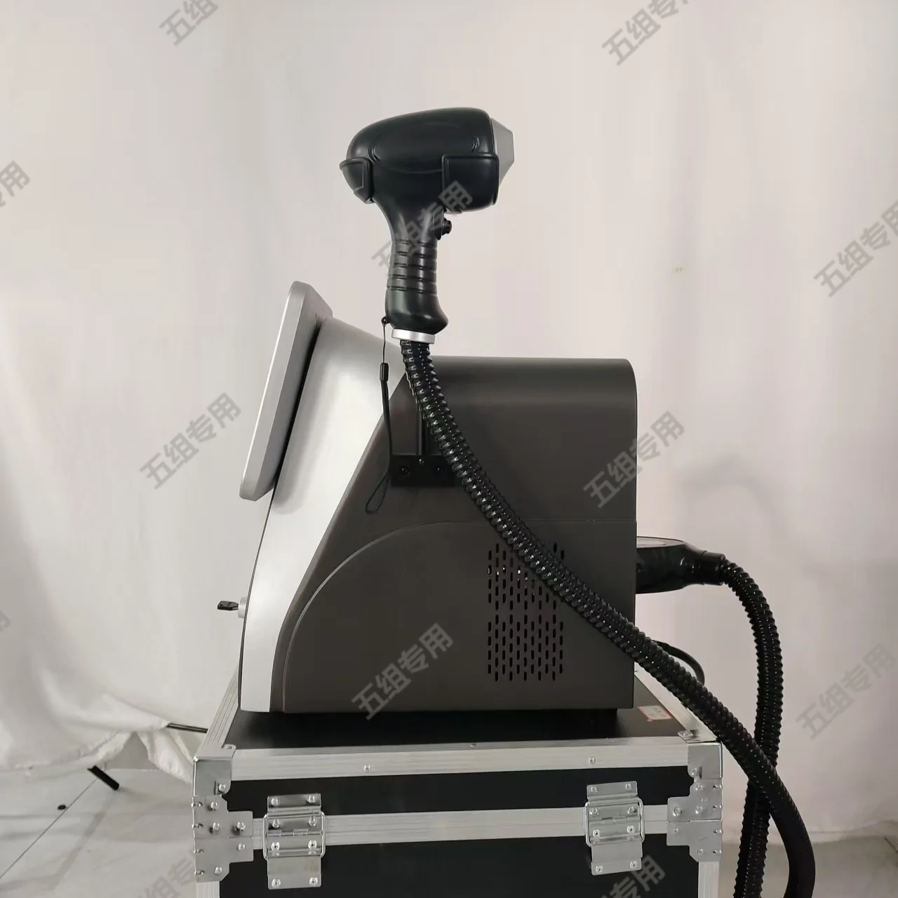 เครื่องกำจัดขนด้วยเลเซอร์กำลังสูง 808 นาโนเมตร 3 ความยาวคลื่น 755 1064 808 ไดโอดเลเซอร์ สำหรับกำจัดขนทั่วร่างกาย