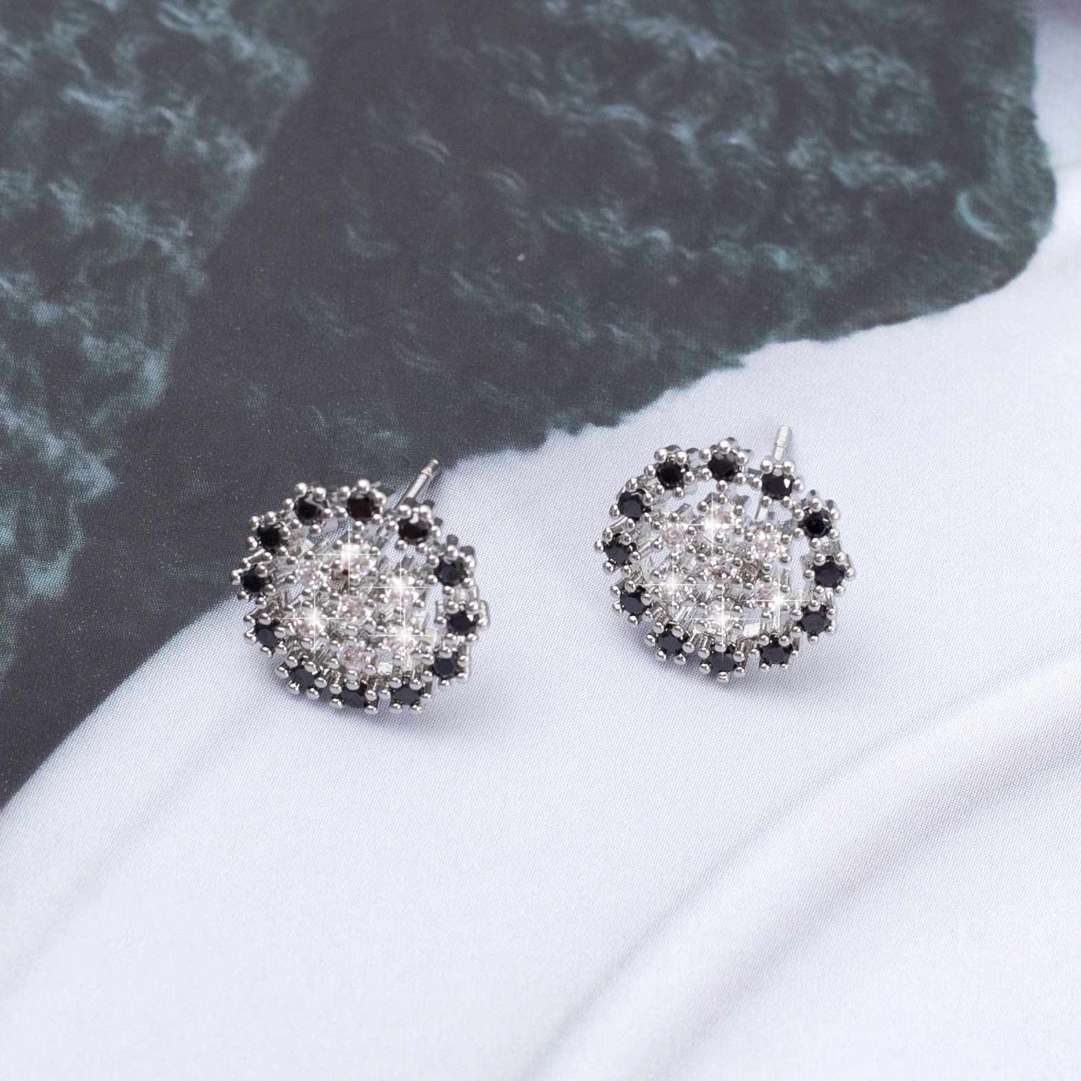 New Fashion Black White Round Flower Exquisite Zircon Earrings For Women Vintage Elegant Summer Vacation Hot Selling Jewelry