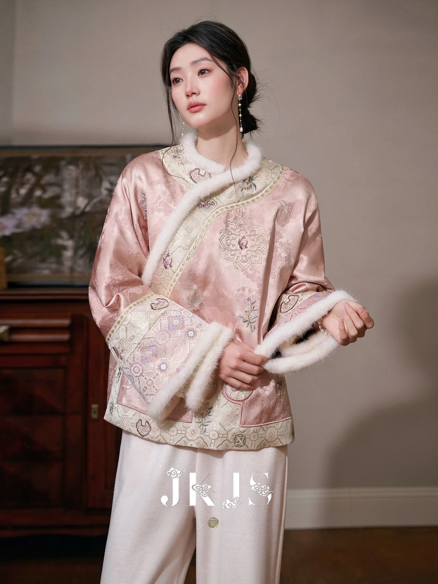 

Новая женская куртка DianFanhen в китайском стиле с вышивкой, шелковой текстурой, вставками из меха норки и хлопка, с асимметричным рукавом