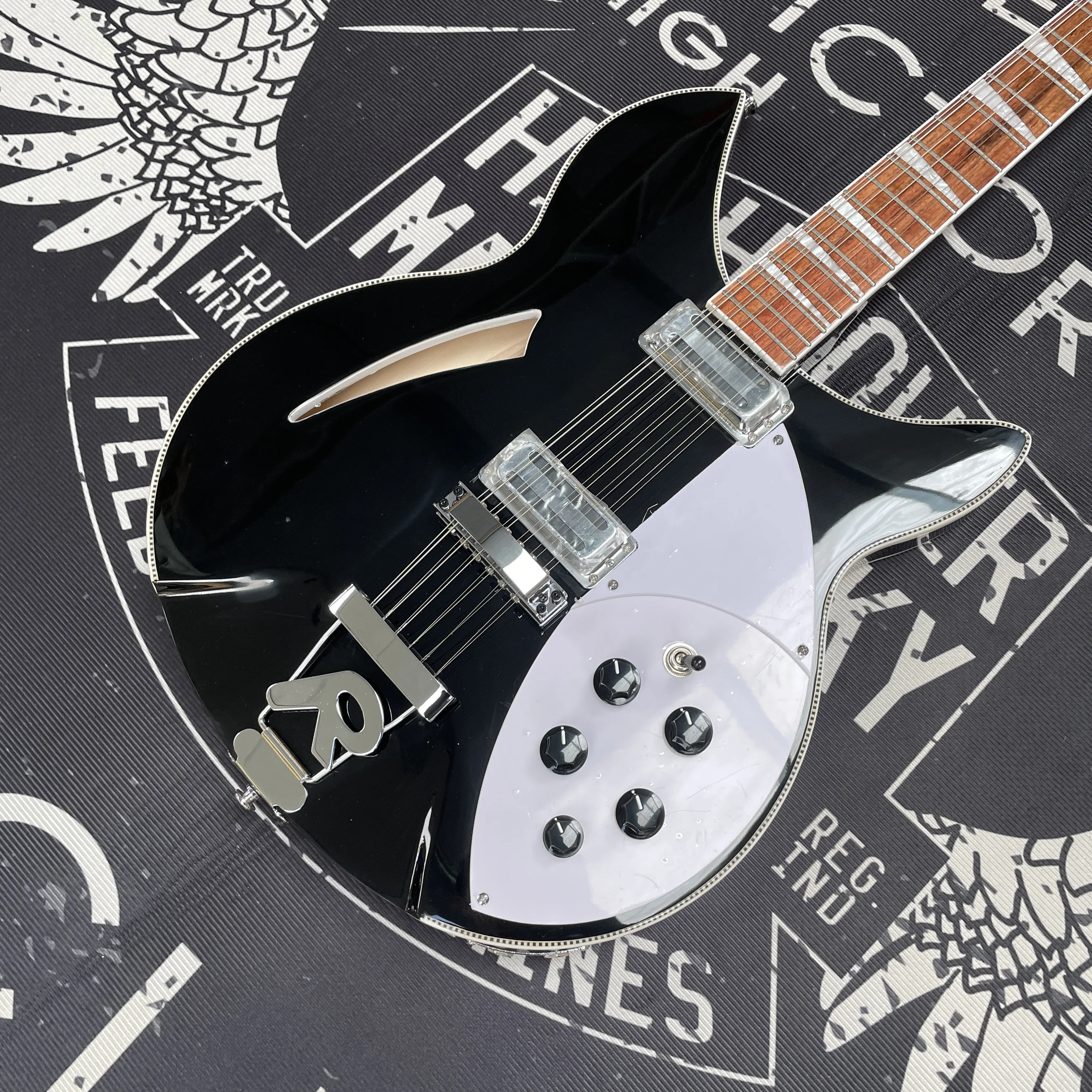 Black and white electric guitar, with a smooth feel suitable for fast-paced guitar playing guitars, 22-fret rock electric guitar