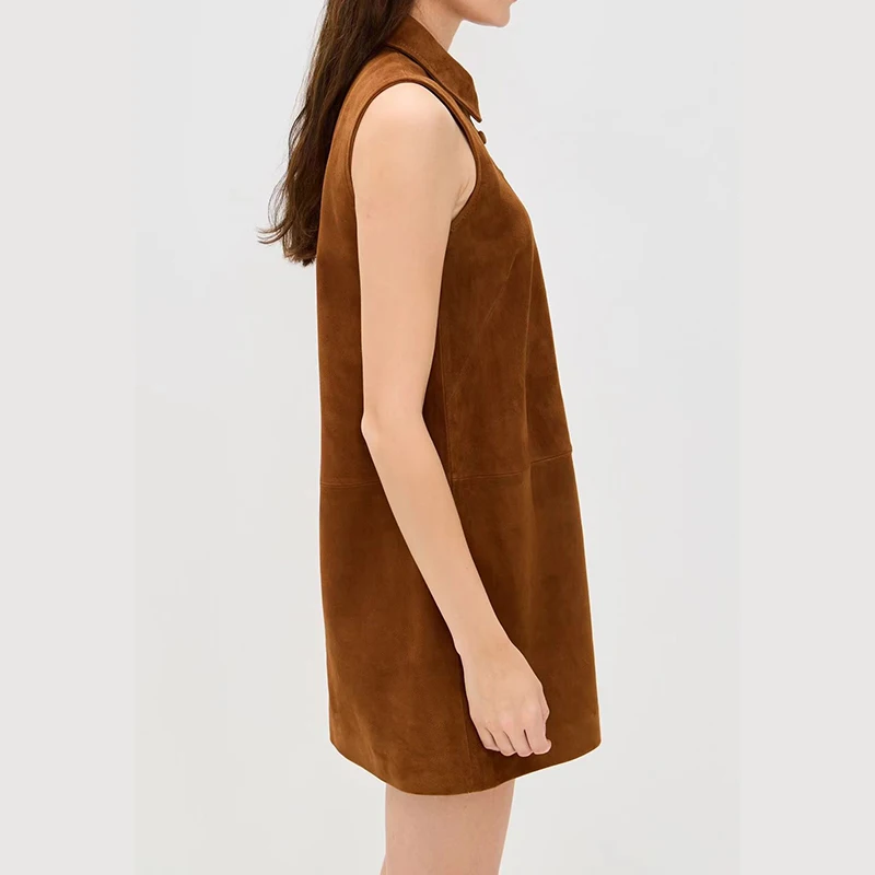 

A retro, elegant and exquisite sleeveless lapel dress for Spring/Summer 2025, a mini straight-leg vest dress