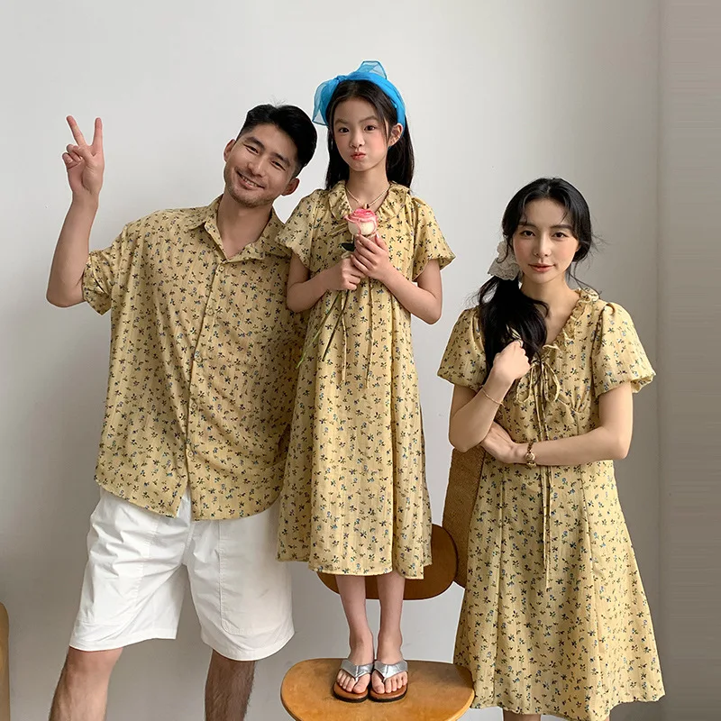 

Летние семейные комплекты 2026: желтые рубашки и платья миди с цветочным принтом для мамы, папы и детей – идеальный вариант для пляжного отдыха
