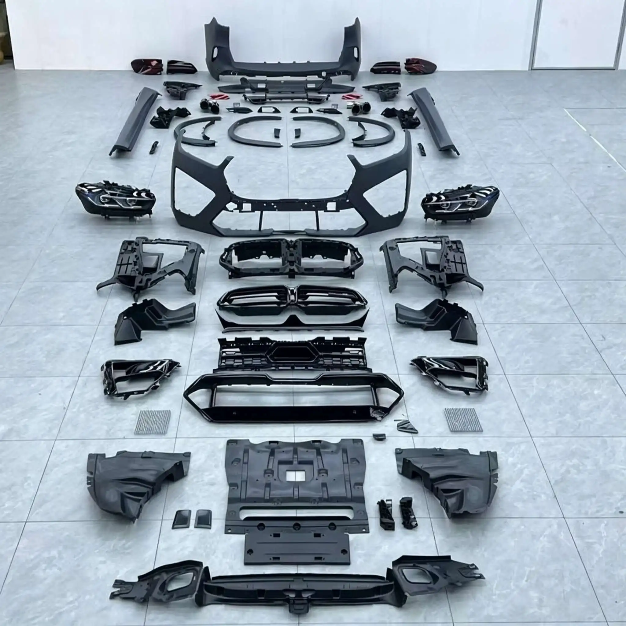 Car Body Kit Bumpers for BMW 2019-2023 X5 G05 Upgrade 2024 X5M BODYKIT Headlight Taillight Bumper Side Skirt Diffuser