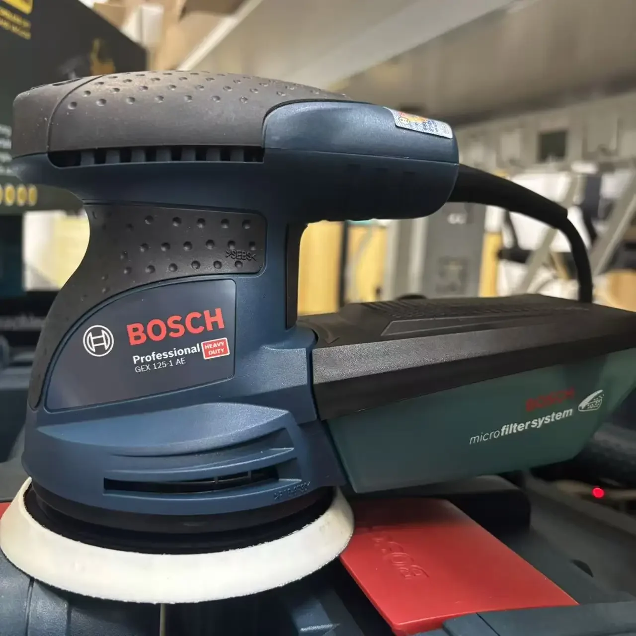 Bosch GEX 125-1AE Handheld Orbital Sander Steady Grinding Performance for Daily Wood Buffing and Household Refurbishment Needs view 5