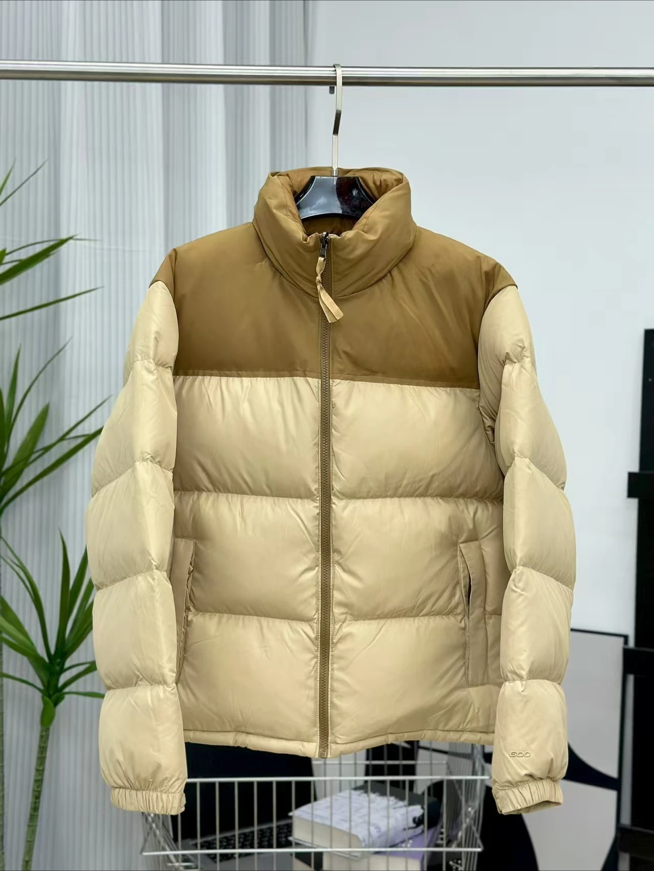 

2025 Fashion Classic Pop Designer Style Down Jacket Men and Women 700 Pod Bread Couple Letter Embroidered Jacket