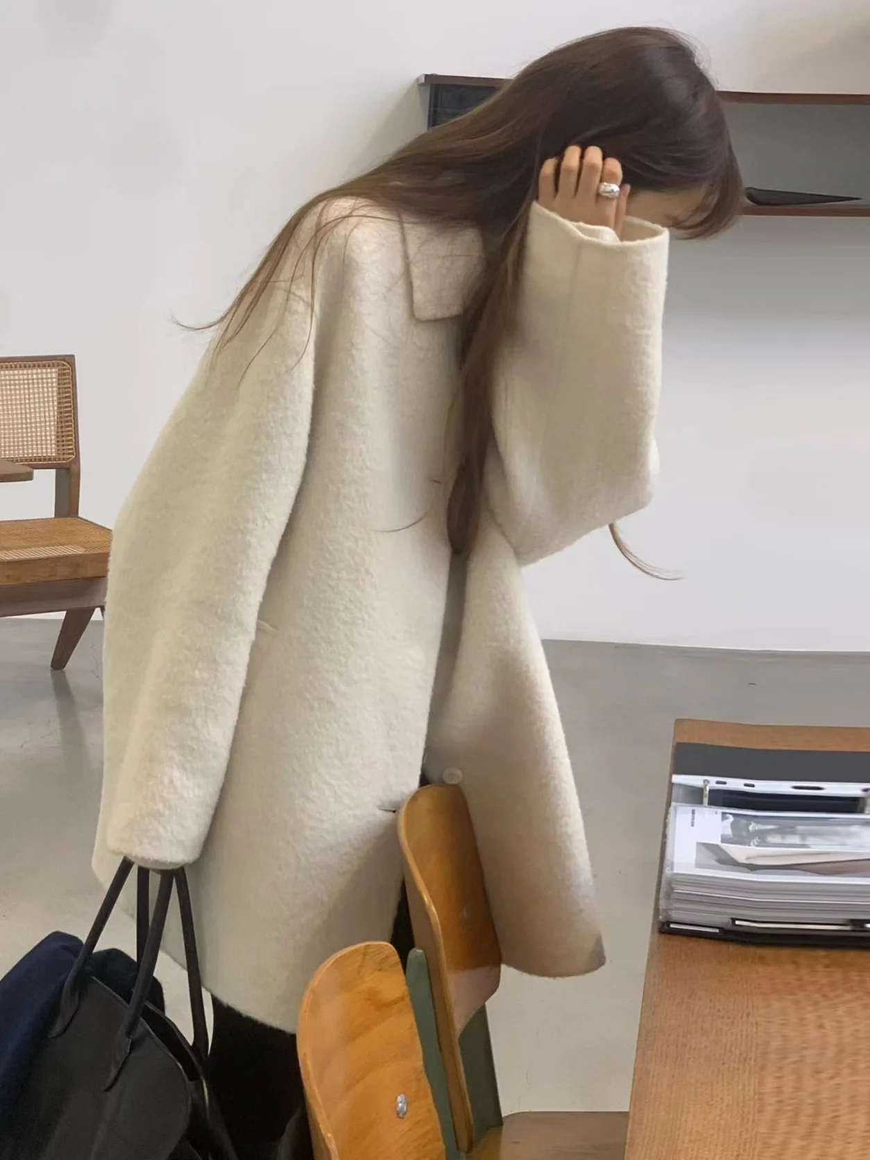 

Корейское шерстяное пальто Sweet Cute Aosphere со свободным воротником, универсальное осенне-зимнее шерстяное пальто средней длины из полиэфирного волокна