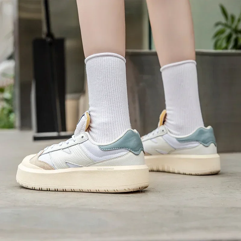 Fashionable and lightweight spring and autumn low cut couple shoes, multifunctional retro white shoes