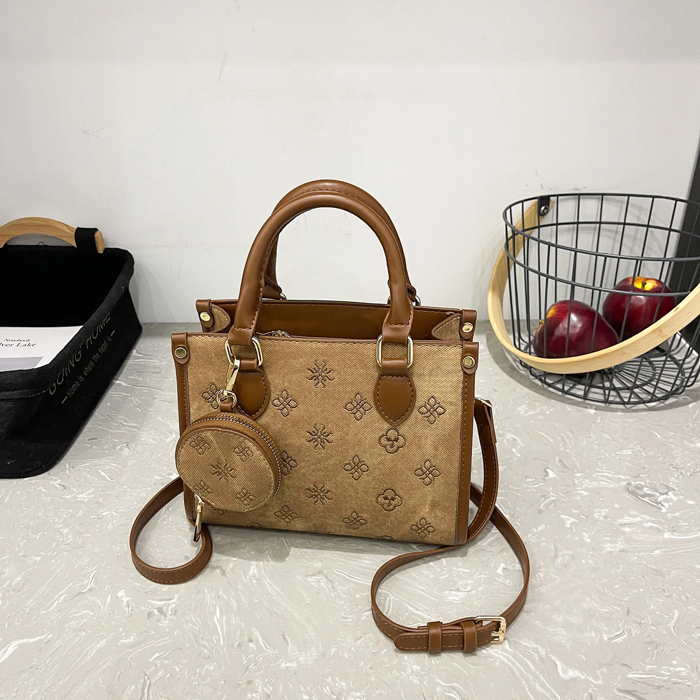 

Летняя коллекция 2026: Сумка-тоут с тисненым монограммным узором, дизайнерская модель для женщин, с верхней ручкой, для поездок на работу, универсальная сумка через плечо/кроссбоди