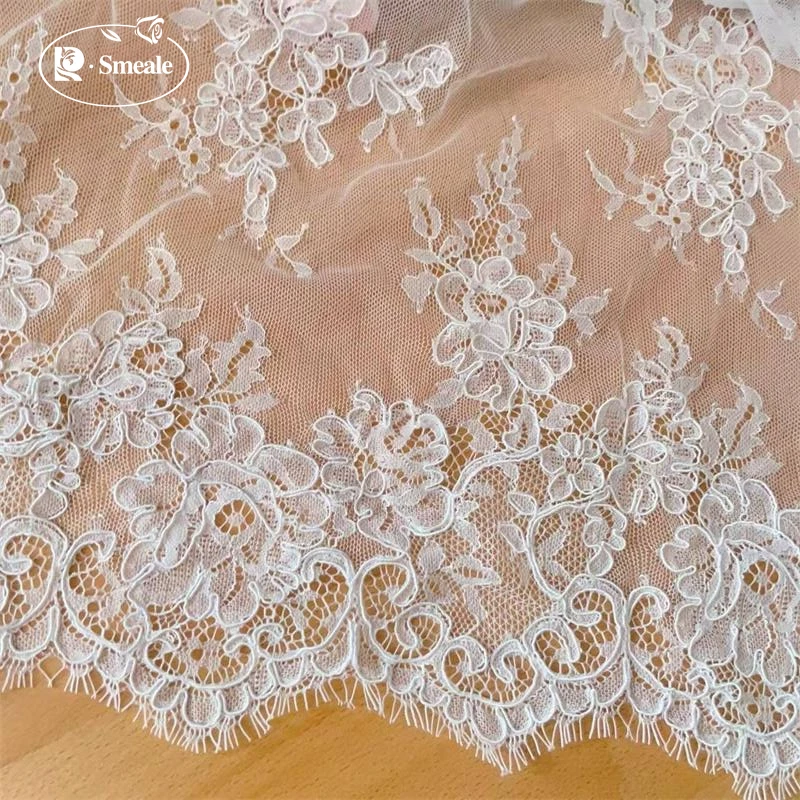 300CM X 150CM. Französischer Spitzenstoff mit großer Blumenbordüre. Stoff für Couture-Brautkleider. Weiß – Detail 2