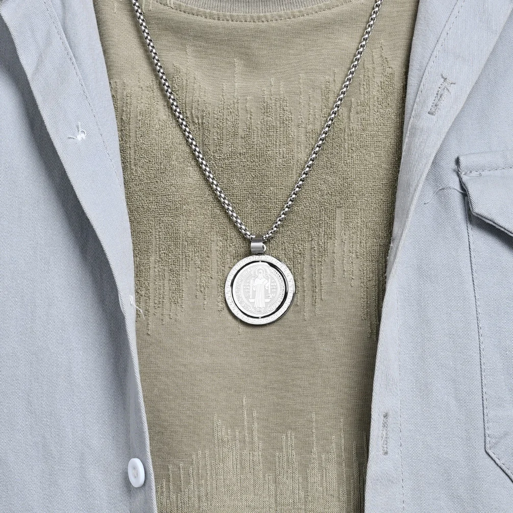 قلادة دوارة من الفولاذ المقاوم للصدأ من طارد الأرواح الشريرة سانت بنديكت للرجال على الوجهين