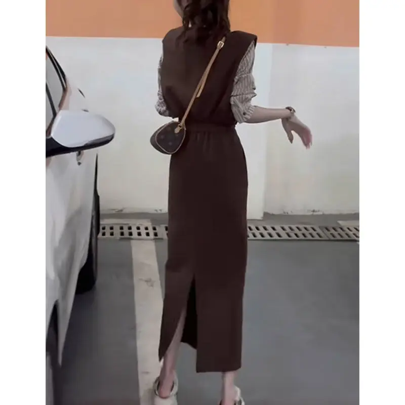 

2025Весна-Осень, новый стиль, искусственная полосатая рубашка из двух предметов, жилет + юбка с разрезом, комплект из двух предметов, модная костюм с кофейной юбкой Mujer