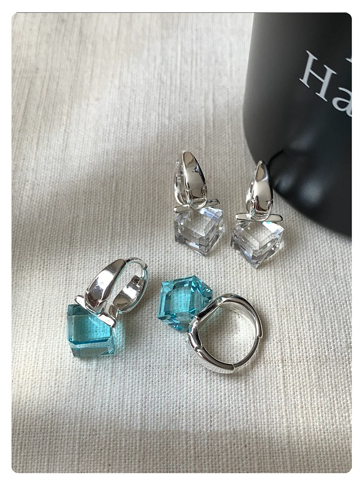 Quadratische Zirkonia-Huggie-Ohrringe, Silberbeschichtet, Blaue Klare Kristall-Creolen, Eleganter Alltagsschmuck für Frauen, Geschenkidee – Detail 21