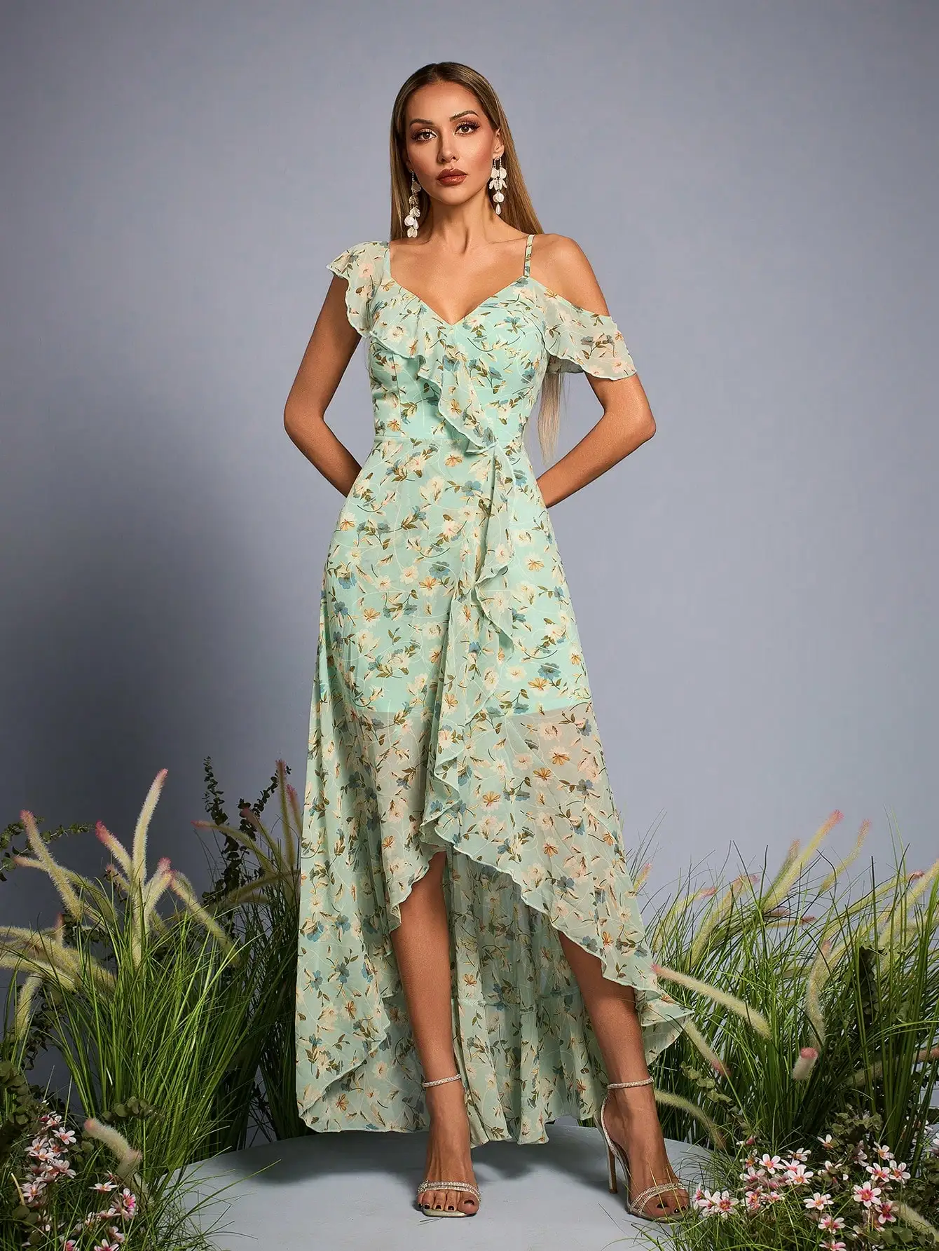 

Ms. Mgiacy's randomly printed simple daily off-the-shoulder dress