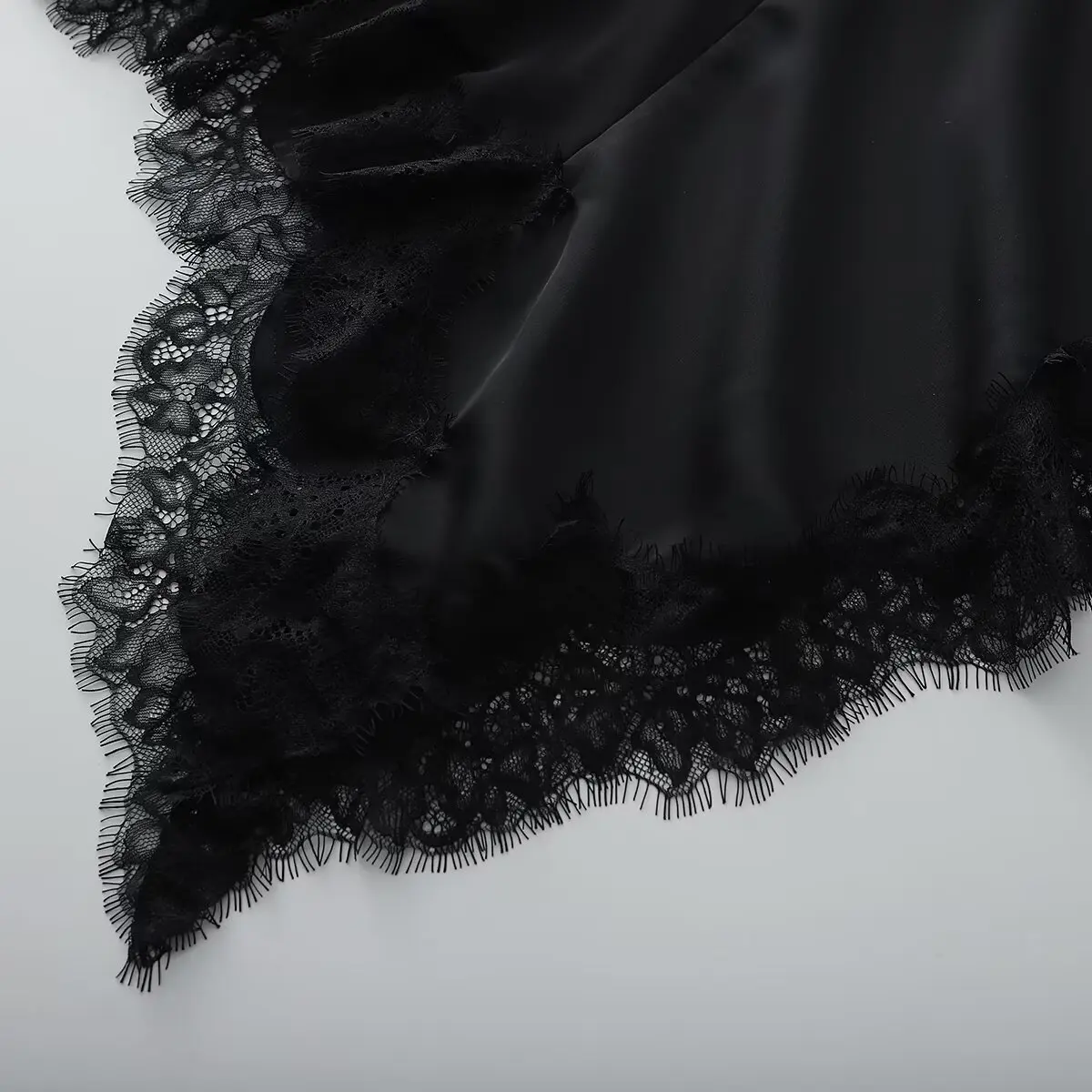 فستان نسائي صيفي جديد موديل 2025 مزين بالدانتيل أنيق ومثير بدون أكمام ورقبة رسن غير منتظمة من الساتان