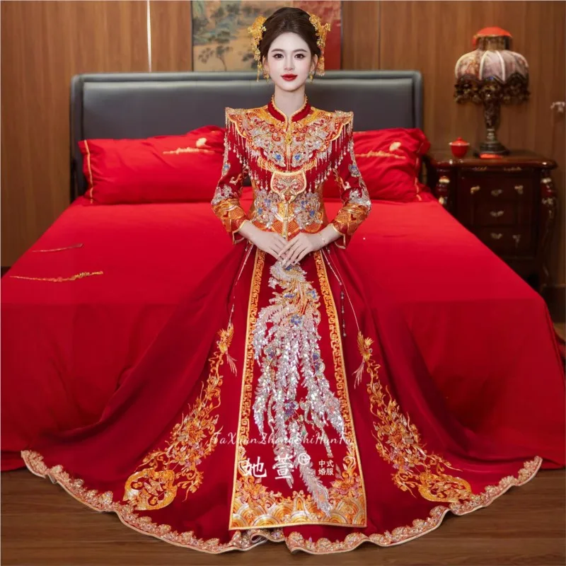 New Chinese-style wedding dress with gold embroidery a luxurious gown for brides