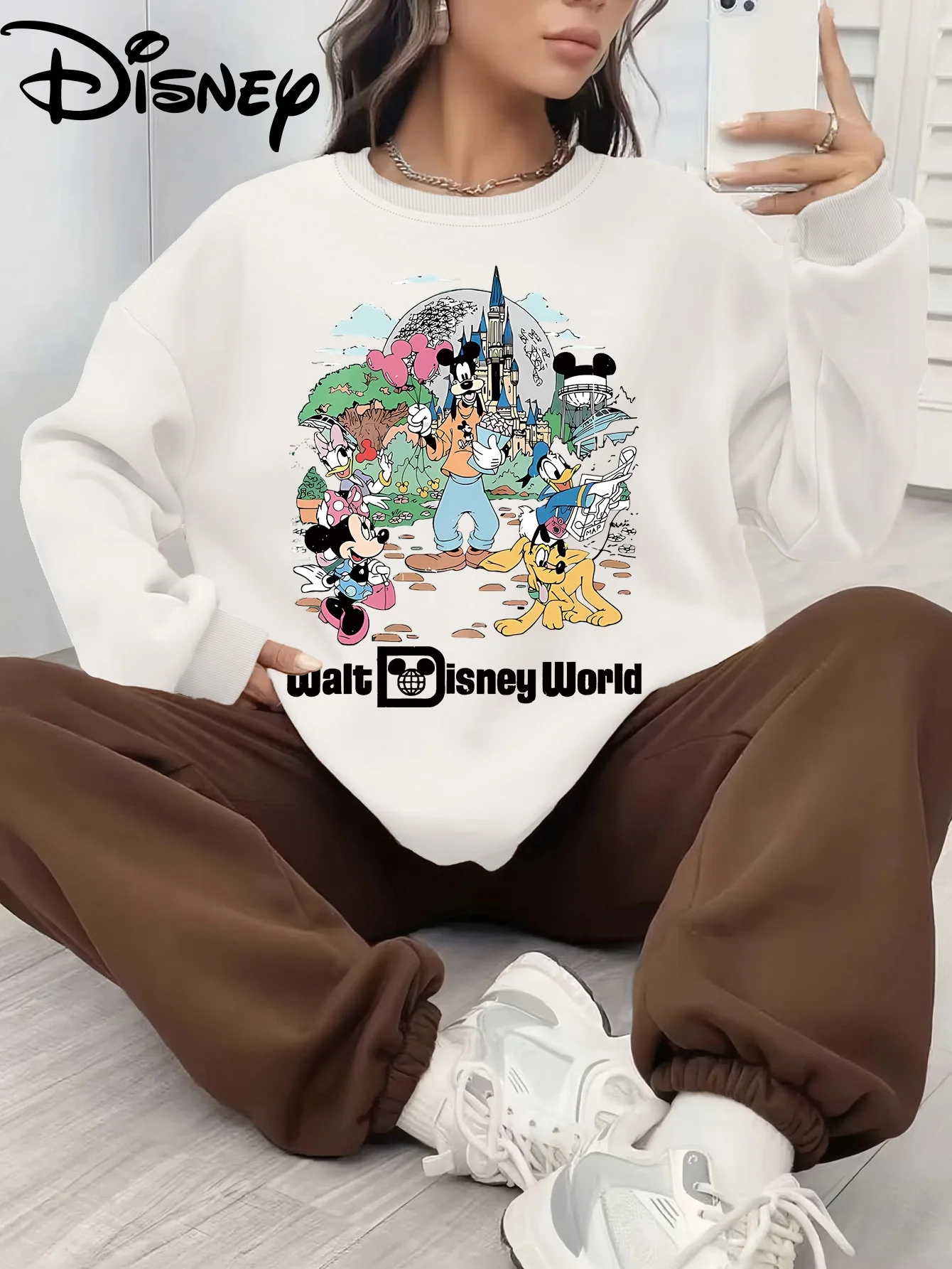 سويت شيرت نسائي ميكي وميني، دونالد داك، جوفي بلوتو ودونالد داك كاسل، بلوفر رسمي للمنتجع العالمي باللون الرمادي الناعم