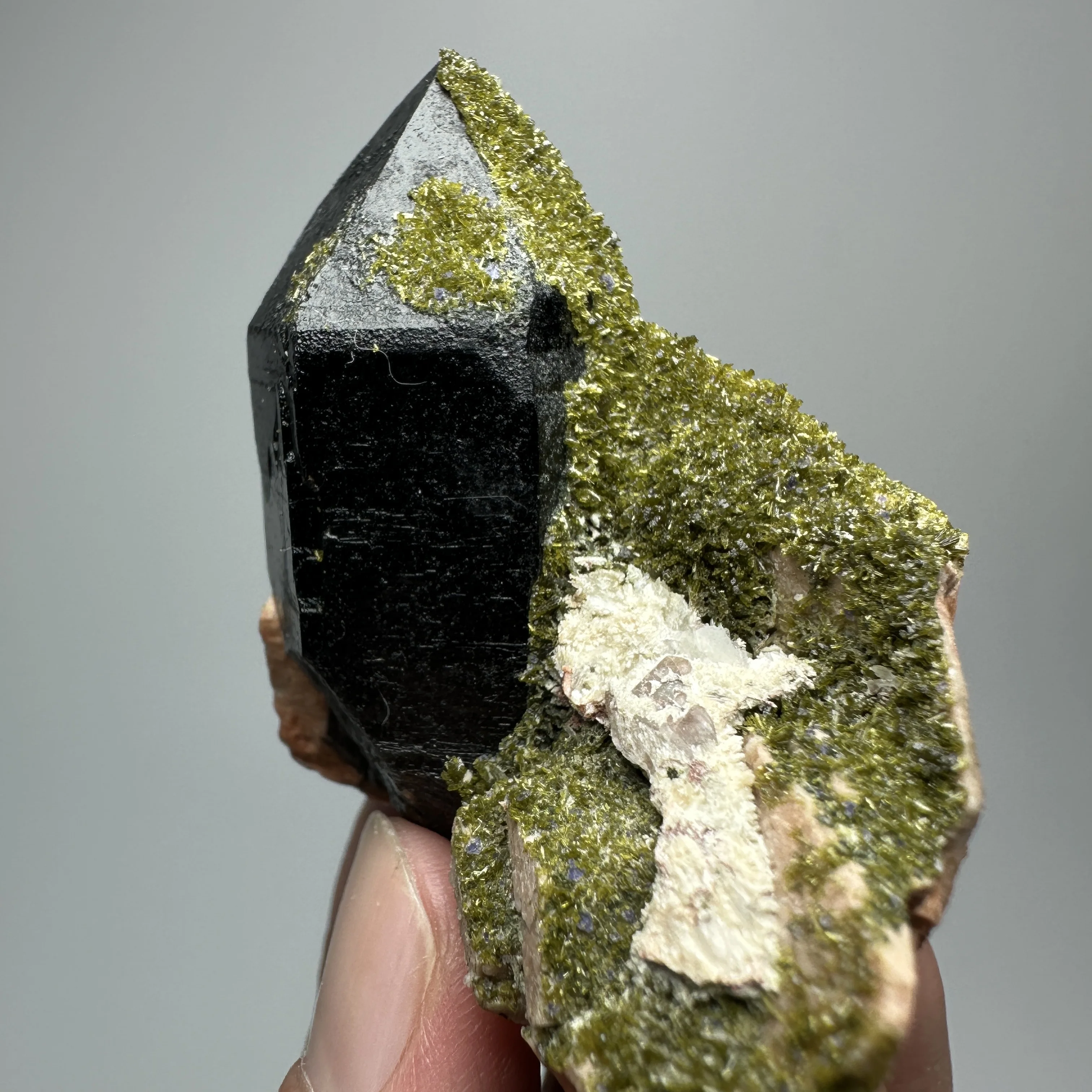 

Natural Epidote Feldspar Quartz Ore Specimen Black Crystal Cluster Garden Decor Healing Stone Home decoration