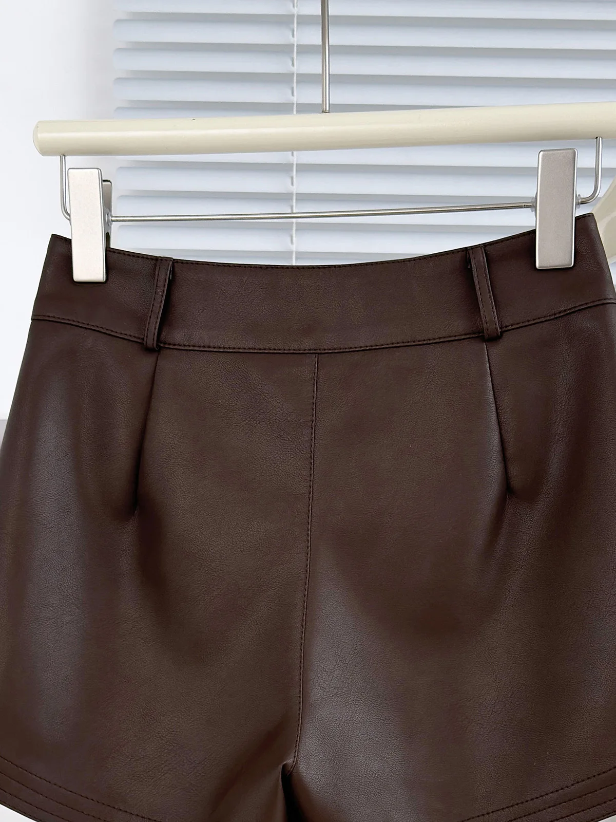 新しいPUレザーショーツ レディース ハイウエスト Aライン スパイスガール ブーツィーショーツ