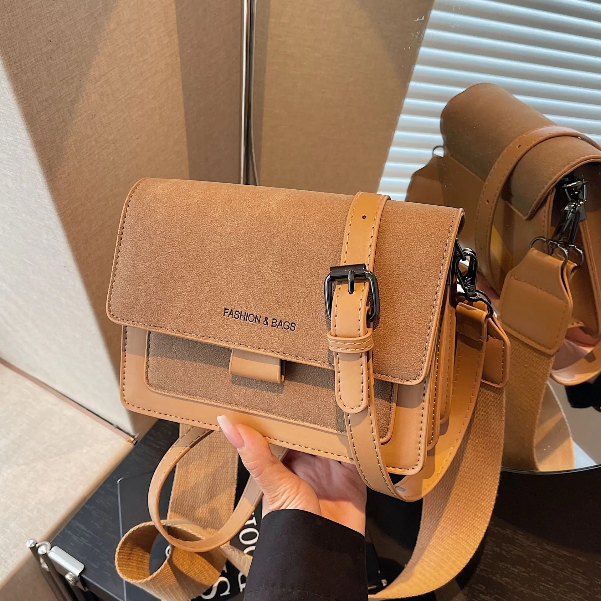 

Модная женская сумка через плечо, новинка 2023 года, легкая сумка через плечо с широким ремешком, очень просторная повседневная сумка для повседневных прогулок