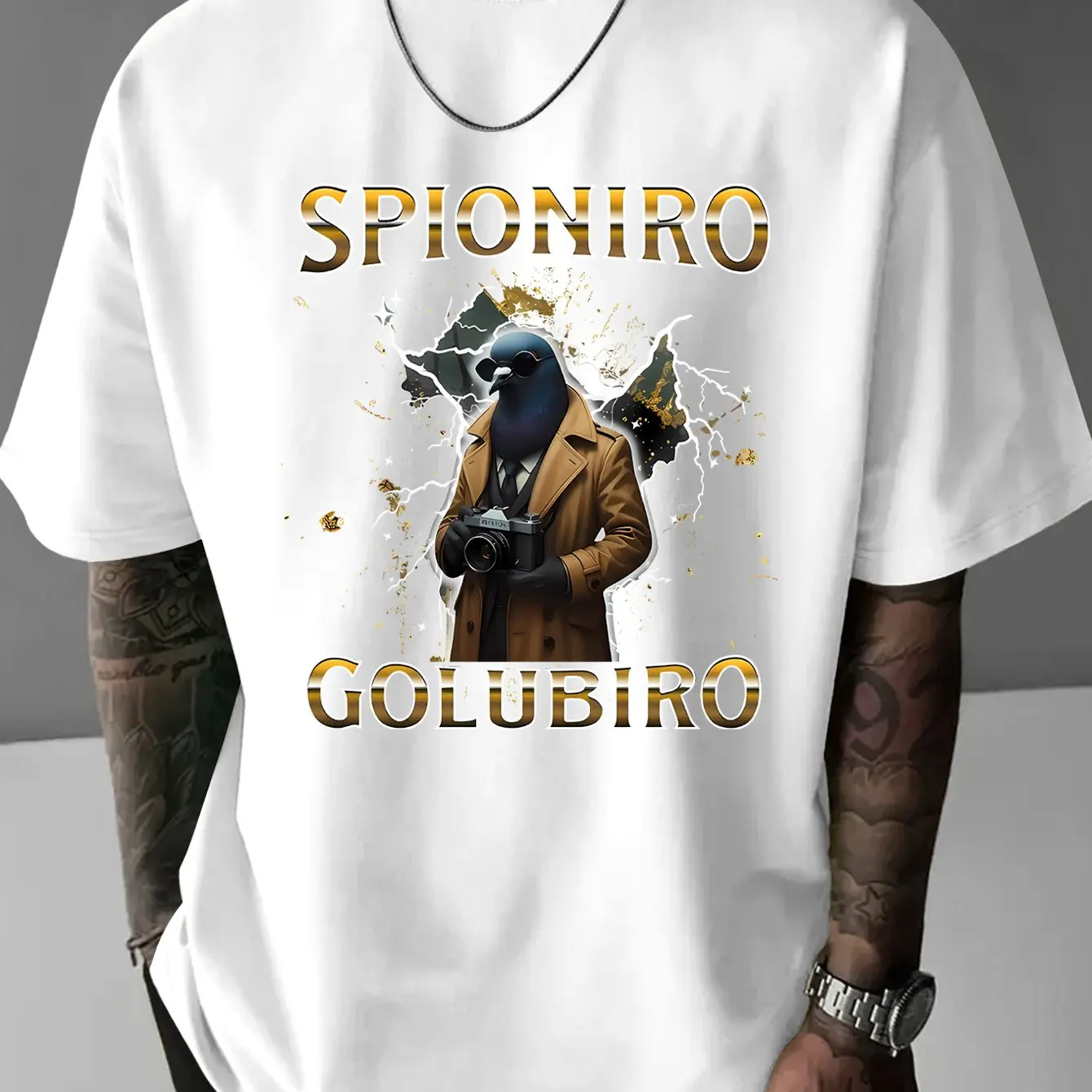 تي شيرت رجالي برسومات زرقاء فاتحة - قميص صيفي كاجوال بتصميم SPIONIRO GOLUBIRO Detective Pigeon مع طباعة جريئة وفن الطيور